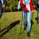 2 Frauen und ein Mann gehen mit Nordic Walking Stöcken